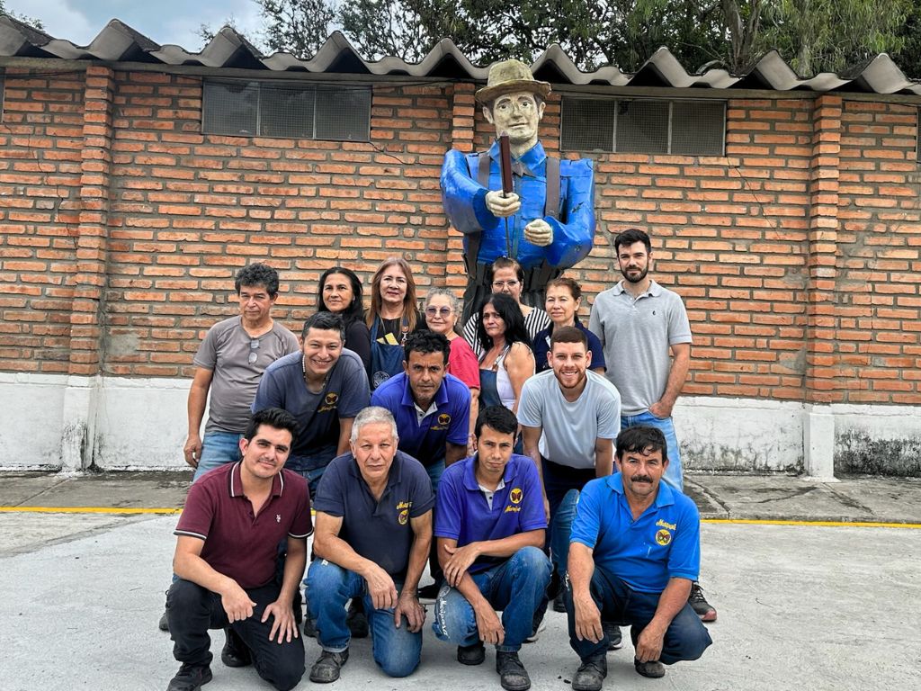 Persona entregando una caja a otra persona