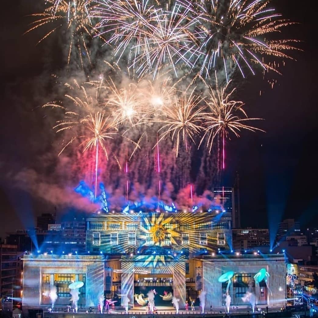 Fuegos artificiales en un evento interior